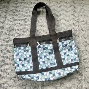 LeSportsac Travel Tote Nylon Shoulder Bag Geometric Pattern
Green Gray
